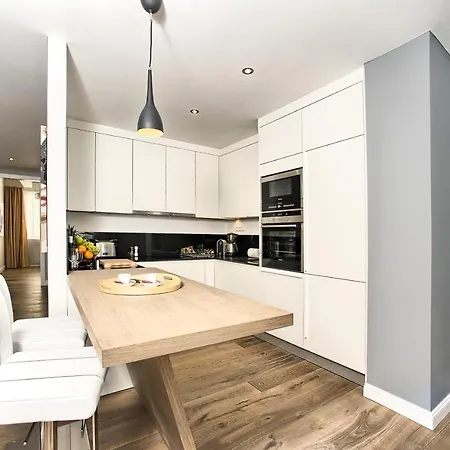 Exclusive 2 Bedroom Old Town - 2 Baths, Balcony And View - By Prague