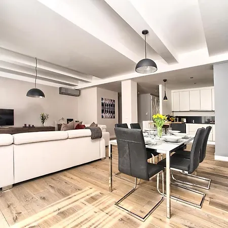 Exclusive 2 Bedroom Old Town - 2 Baths, Balcony And View - By * Prague